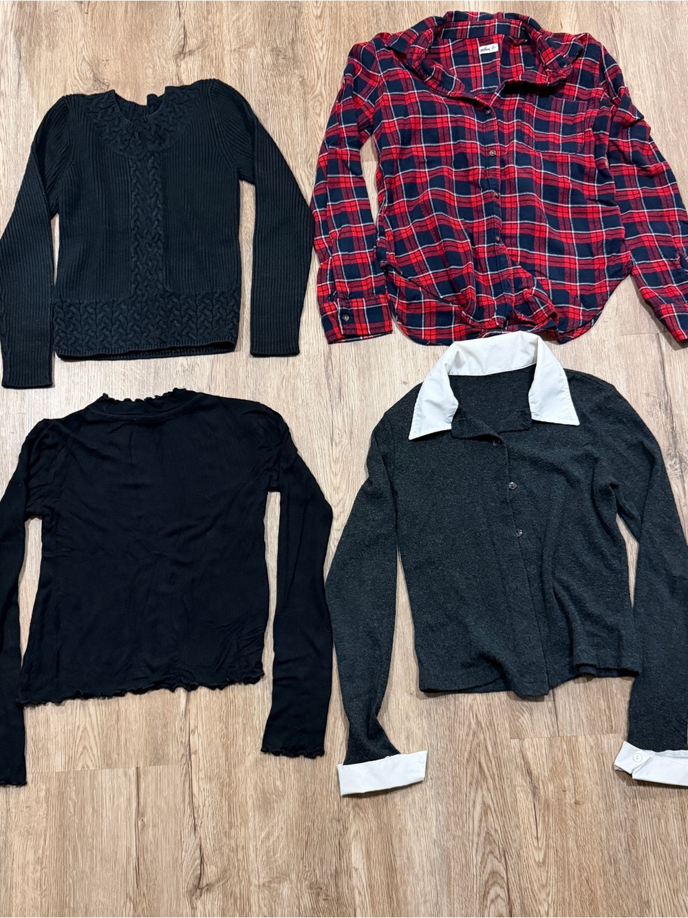 Lot of 4 Women’s / Juniors Tops & Sweaters XS/S - Hollister, Y2K